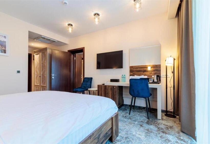 آپارتمان یک خوابه با دری مشترک که هال را جدا می کند., River Hotel & Spa