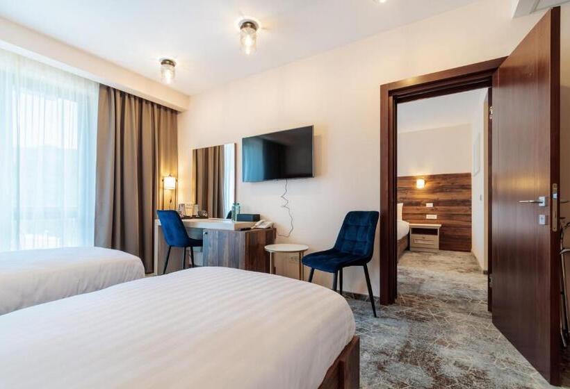 آپارتمان یک خوابه با دری مشترک که هال را جدا می کند., River Hotel & Spa