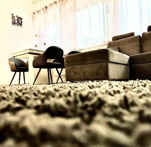 استودیوی لوکس, Fakanalas Fogadó