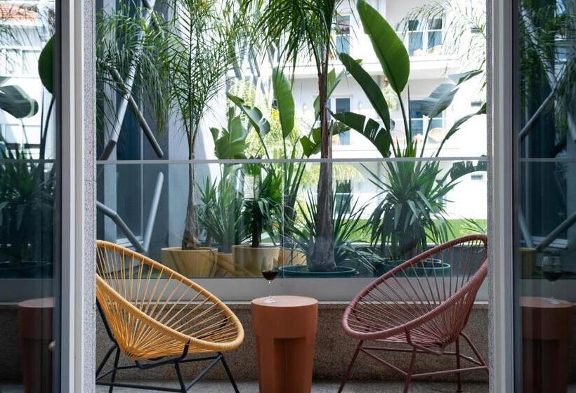 اتاق لوکس با چشم‌انداز باغ, Chic & Basic Gravity