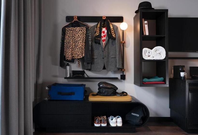 اتاق لوکس با چشم‌انداز باغ, Chic & Basic Gravity
