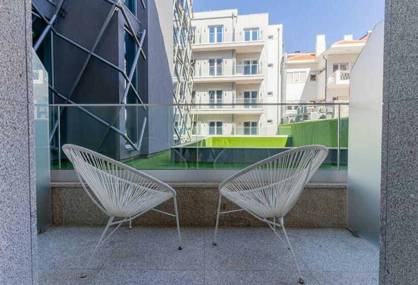 اتاق لوکس با چشم‌انداز باغ, Chic & Basic Gravity