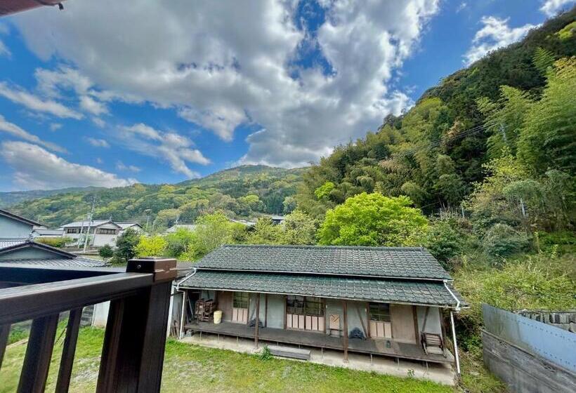 Ekonomiskt Rum, 四国旅行のhub拠点 古民家ゲストハウス Heso Camp