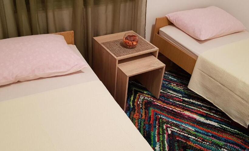 اتاق استاندارد با سرویس بهداشتی مشترک, Rooms Rafomarija