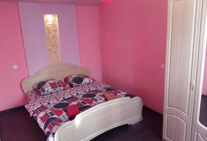 استودیوی استاندارد, Uzh Apartments
