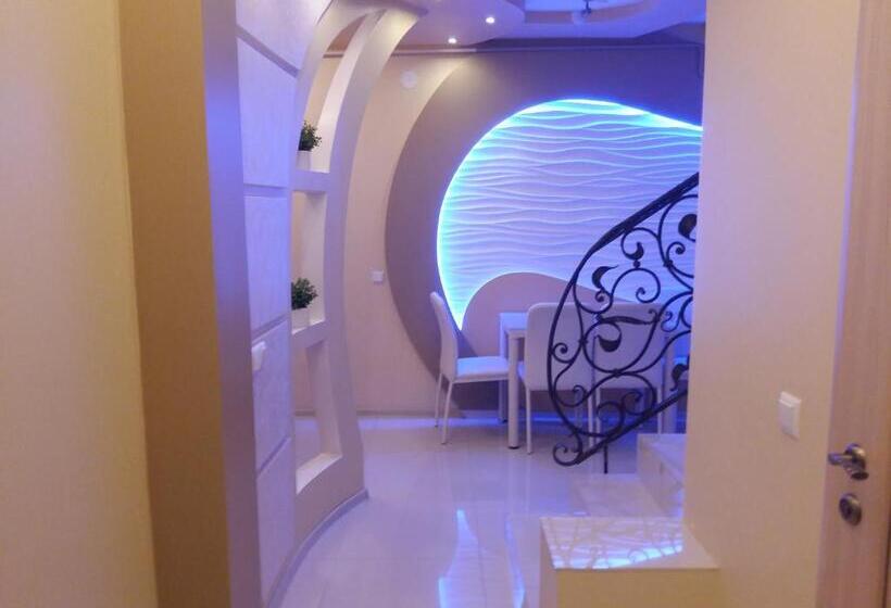 سوئیت با بالکن, Uzh Apartments