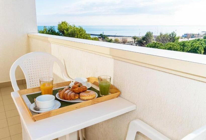 سوییت جونیور با بالکن, Club La Villa