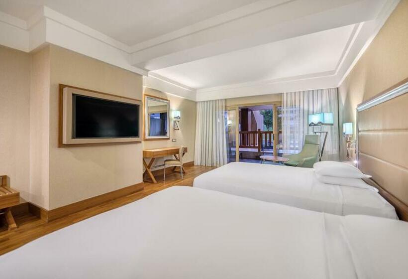 اتاق لوکس با چشم‌انداز استخر, Hilton Dalaman Sarigerme Resort & Spa