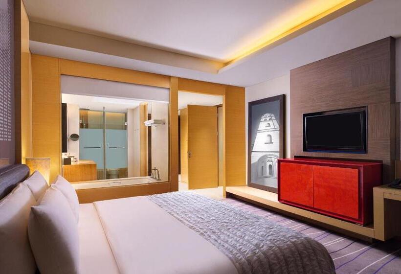 Deluxe Room King Bed & City View, Le Méridien Qingdao