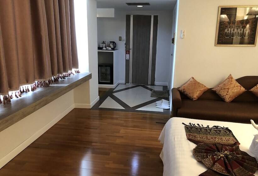 Junior Suite, Thongtarin