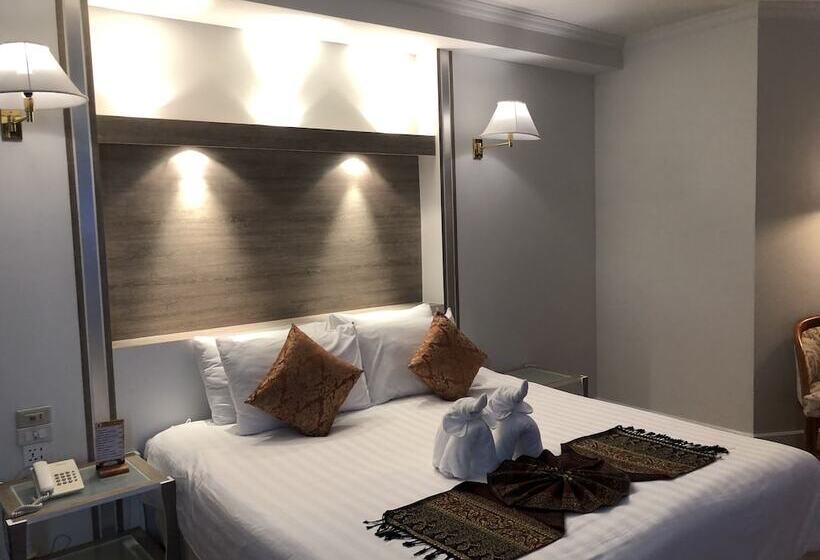 Junior Suite, Thongtarin