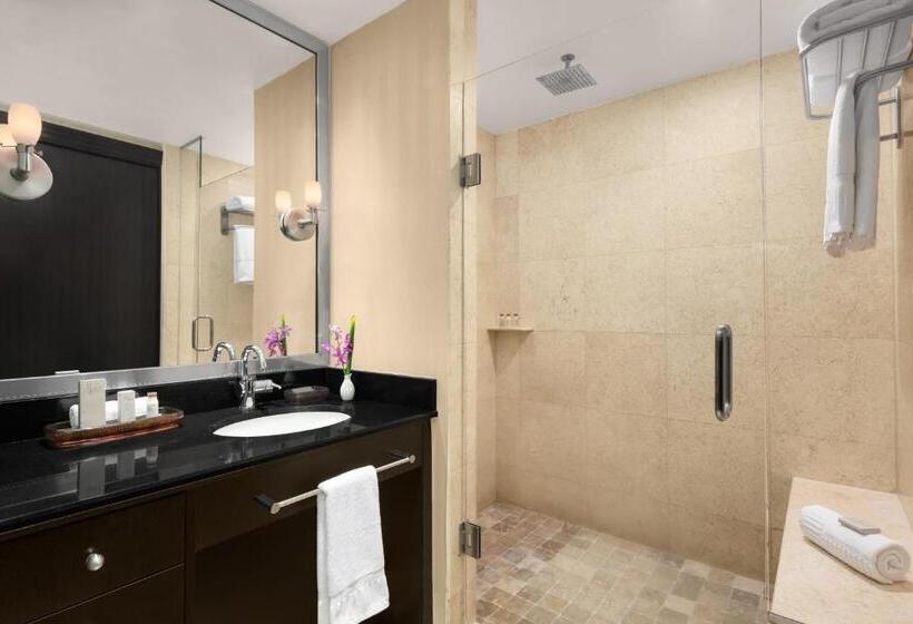 سوییت با چشم‌انداز جانبی دریا, Z Ocean Hotel, Classico A Sonesta Collection