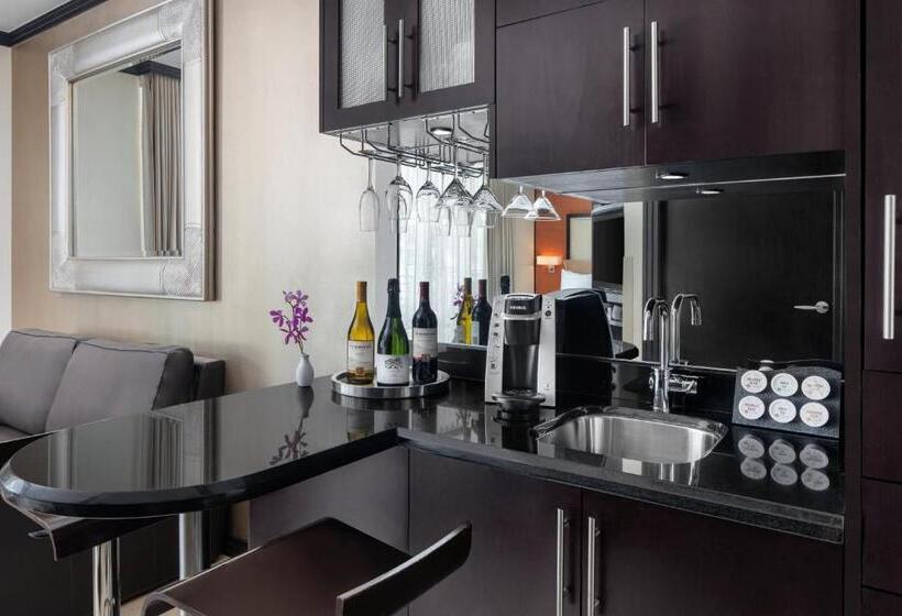 سوییت با چشم‌انداز جانبی دریا, Z Ocean Hotel, Classico A Sonesta Collection
