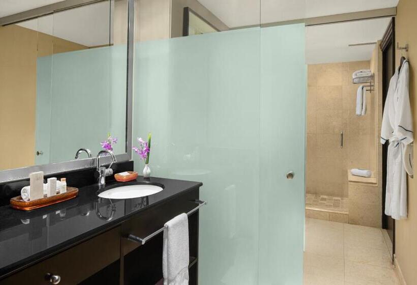 سوییت با چشم‌انداز جانبی دریا, Z Ocean Hotel, Classico A Sonesta Collection
