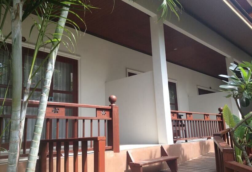 اتاق سوپریور با وان آب گرم, Kanok Buri Resort
