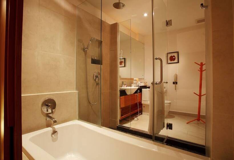 اتاق لوکس با چشم‌انداز استخر, La Flora Resort Patong