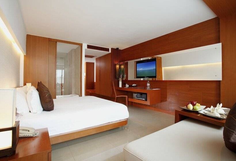اتاق لوکس با چشم‌انداز استخر, La Flora Resort Patong