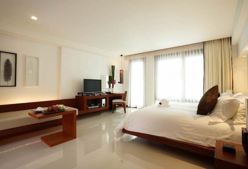 اتاق لوکس با چشم‌انداز استخر, La Flora Resort Patong