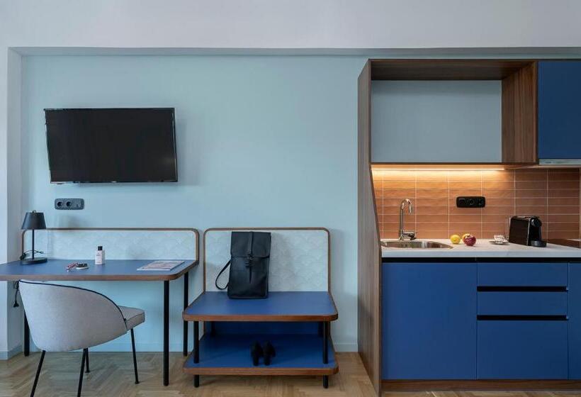 استودیوی لوکس, Acro Urban Suites