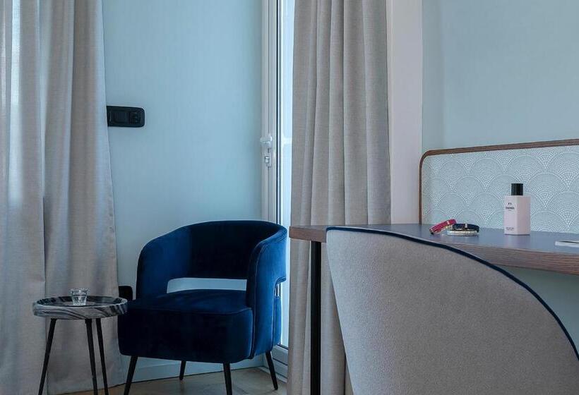 استودیوی لوکس, Acro Urban Suites