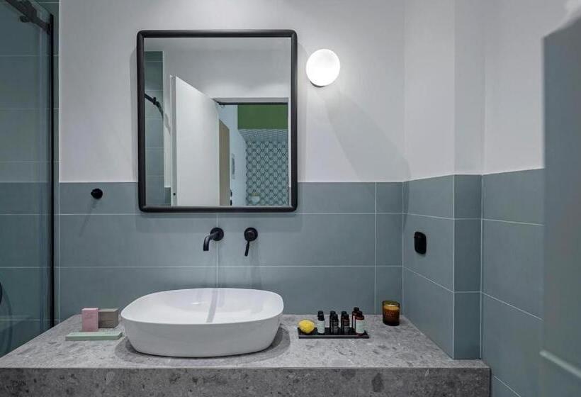 استودیوی سوپریور, Acro Urban Suites