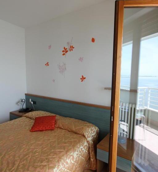 اتاق استاندارد با بالکن و چشم‌انداز دریا, Marea