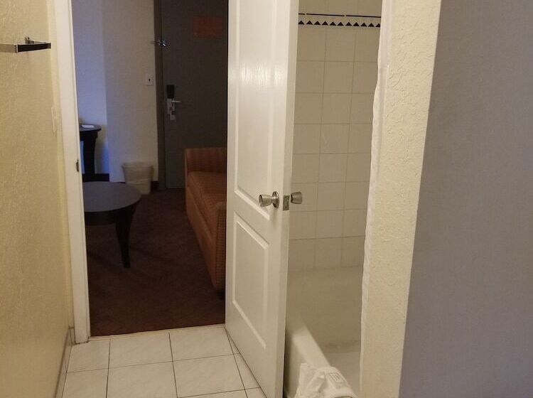 سوییت, Clarion Inn & Suites Central Clearwater Beach