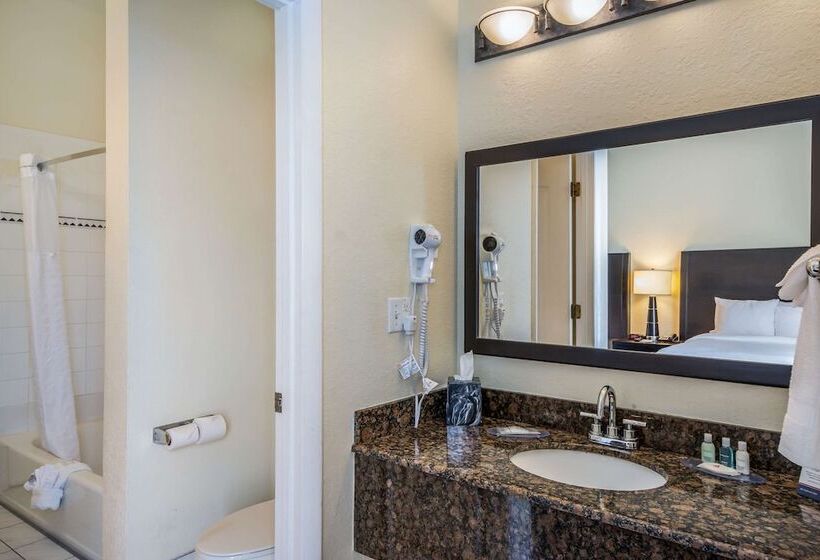 سوییت, Clarion Inn & Suites Central Clearwater Beach