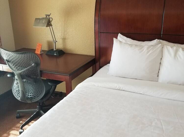 اتاق استاندارد با 2 تخت دوبل, Clarion Inn & Suites Central Clearwater Beach