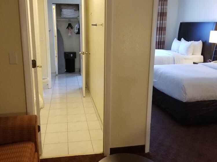 سوییت, Clarion Inn & Suites Central Clearwater Beach