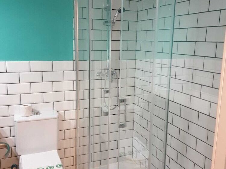 استودیوی استاندارد, Y Apartamentos Doña Lola