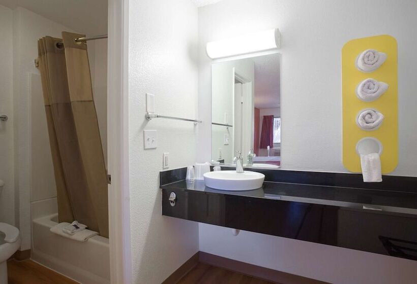 اتاق لوکس, Motel 6 Kingman, Az  Route 66 West