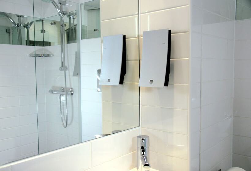 اتاق استاندارد با تخت‌های تاشو, Sleeperz Hotel Cardiff