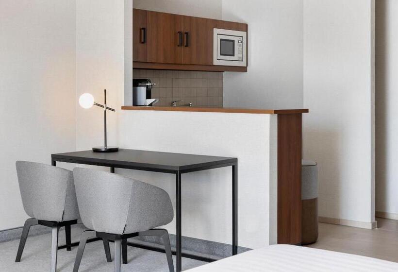 带大床的高级房间, Courtyard By Marriott Basel
