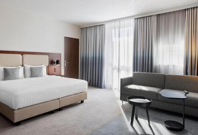 带大床的高级房间, Courtyard By Marriott Basel