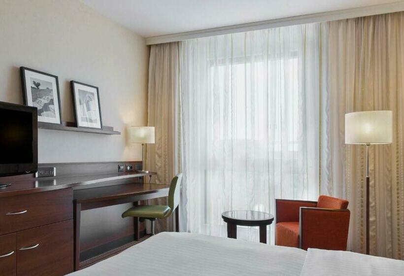 带大床的标准间, Courtyard By Marriott Basel