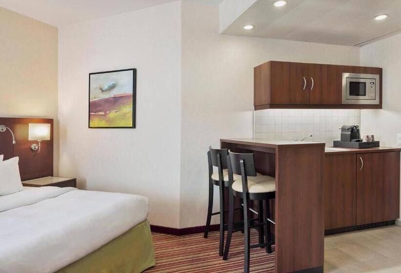带大床的高级房间, Courtyard By Marriott Basel