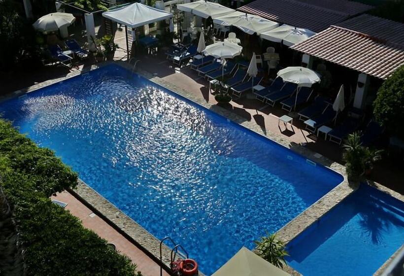 اتاق استاندارد سه تخته با چشم‌انداز استخر, La Playa