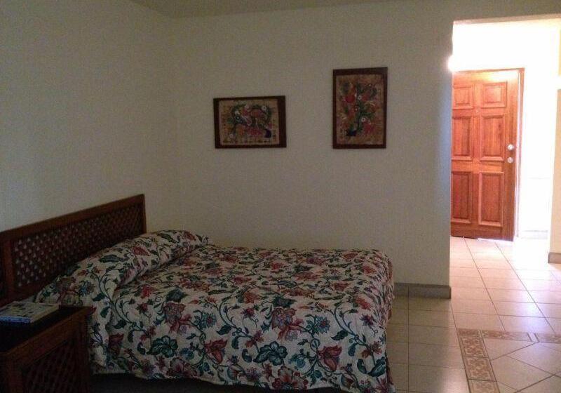 اتاق استاندارد, The Halfway Inn
