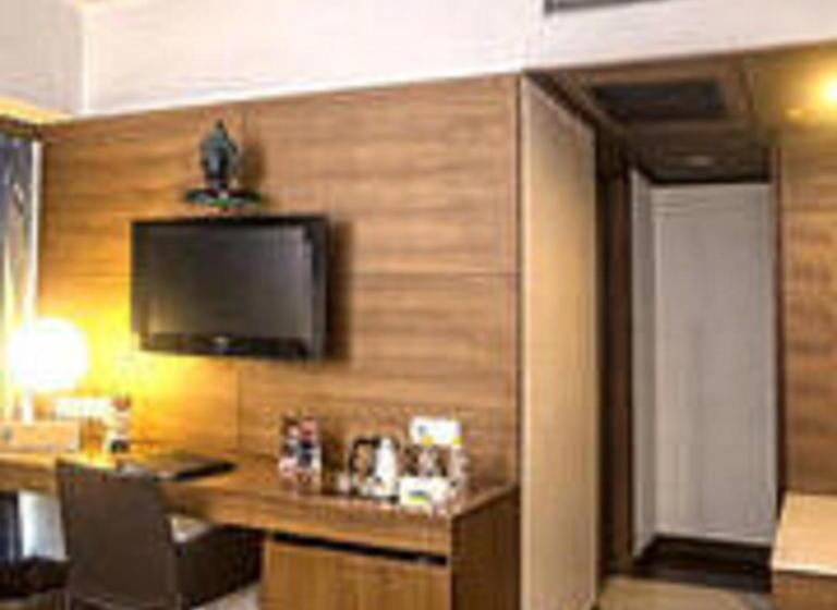 Deluxe Room, Yogi Executive