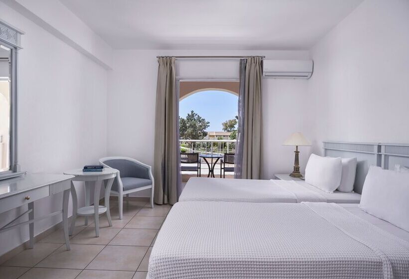 اتاق خانوادگی با چشم‌انداز باغ, Sandy Beach Resort