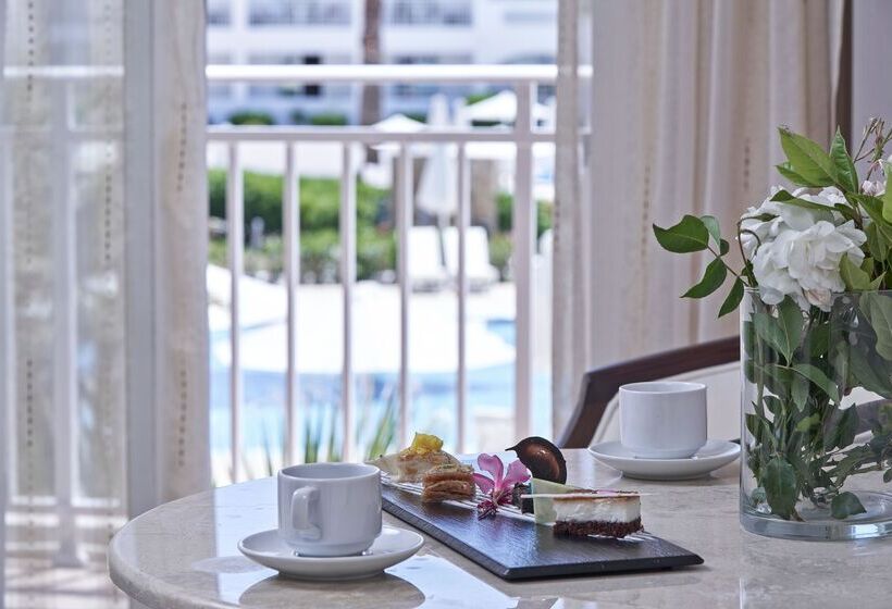 سوییت جونیور با چشم‌انداز جانبی دریا, Sandy Beach Resort