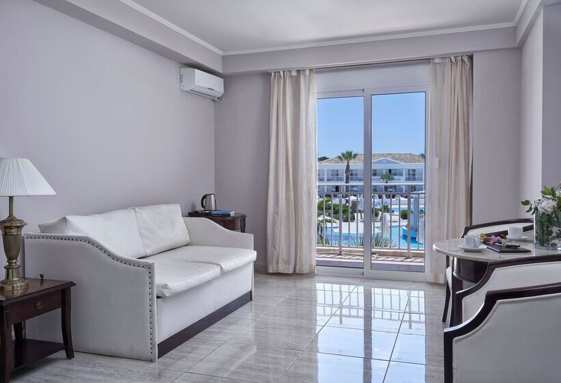 سوییت جونیور با چشم‌انداز جانبی دریا, Sandy Beach Resort