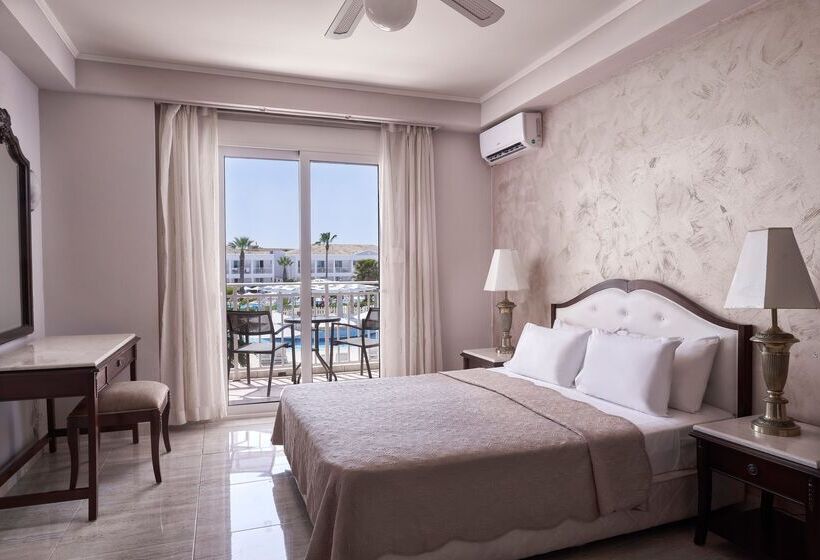 سوییت جونیور با چشم‌انداز جانبی دریا, Sandy Beach Resort