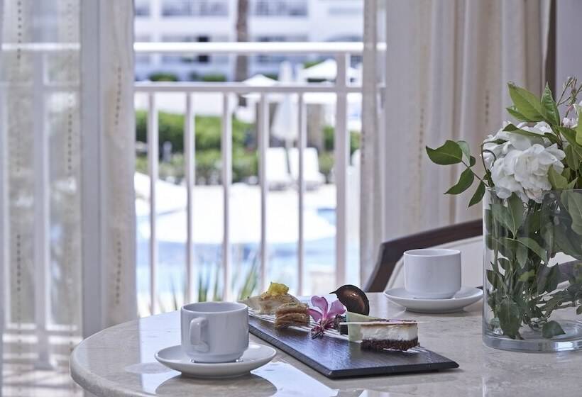 سوییت جونیور با چشم‌انداز جانبی دریا, Sandy Beach Resort