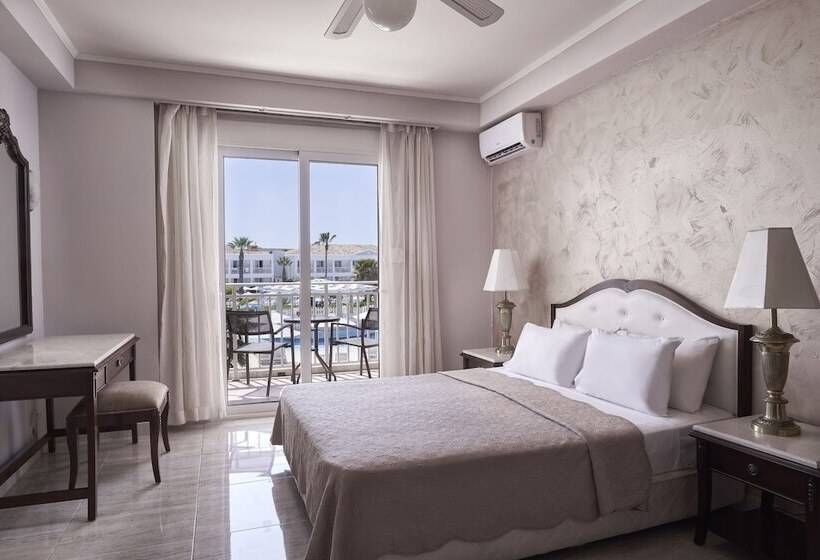 سوییت جونیور با چشم‌انداز جانبی دریا, Sandy Beach Resort