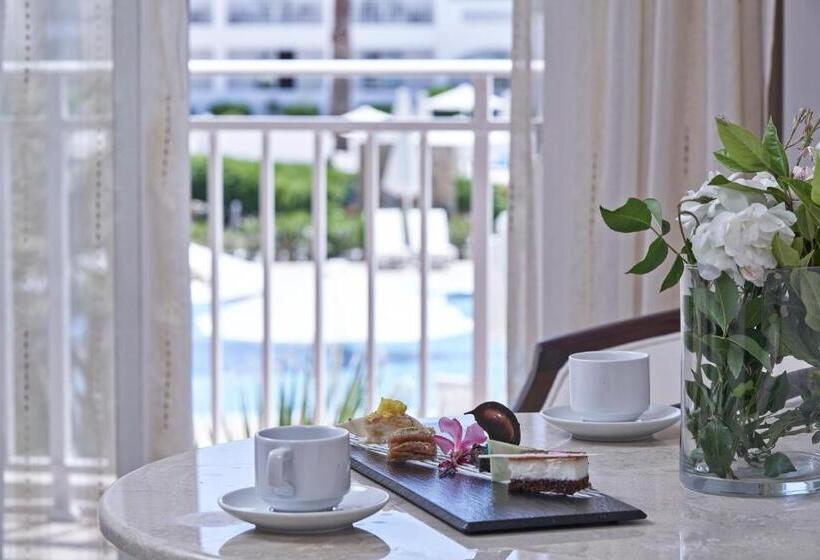 سوییت جونیور با چشم‌انداز جانبی دریا, Sandy Beach Resort