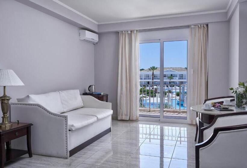 سوییت جونیور با چشم‌انداز جانبی دریا, Sandy Beach Resort