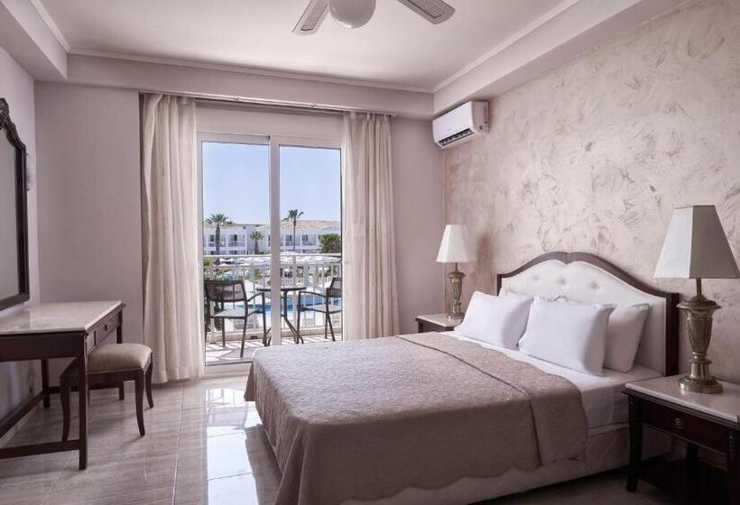 سوییت جونیور با چشم‌انداز جانبی دریا, Sandy Beach Resort