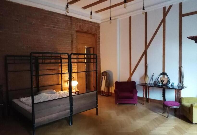 اتاق خانوادگی, Majestic Historic Apartment